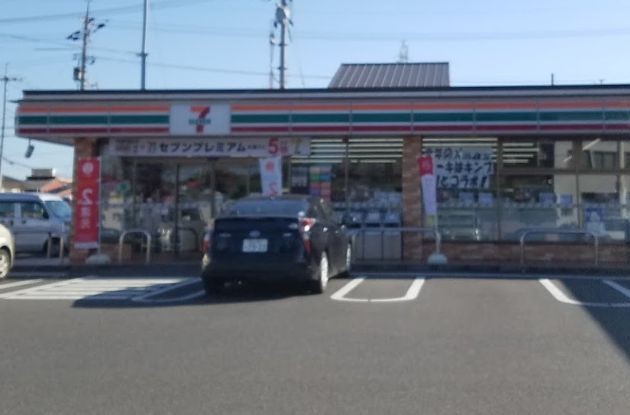 近くのコンビニまで579m（徒歩8分）