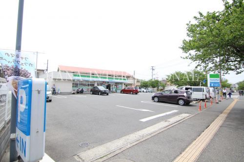 近くのファミリーマート浦安東野一丁目店まで586m(徒歩8分)