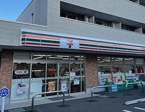 近くのコンビニまで302m（徒歩4分）