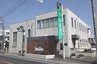 近くの群馬銀行境支店まで481m（徒歩7分）