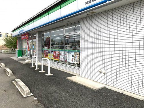 近くのコンビニまで212m（徒歩3分）