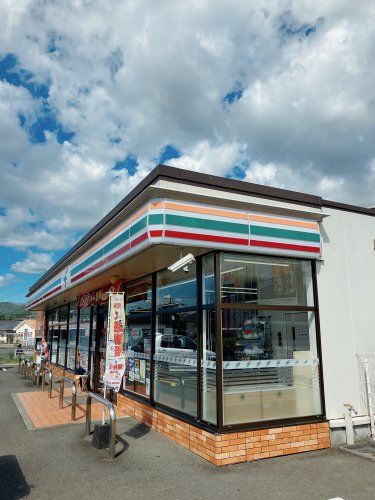 近くのセブンイレブン薩摩川内平佐町店まで674m（徒歩9分）