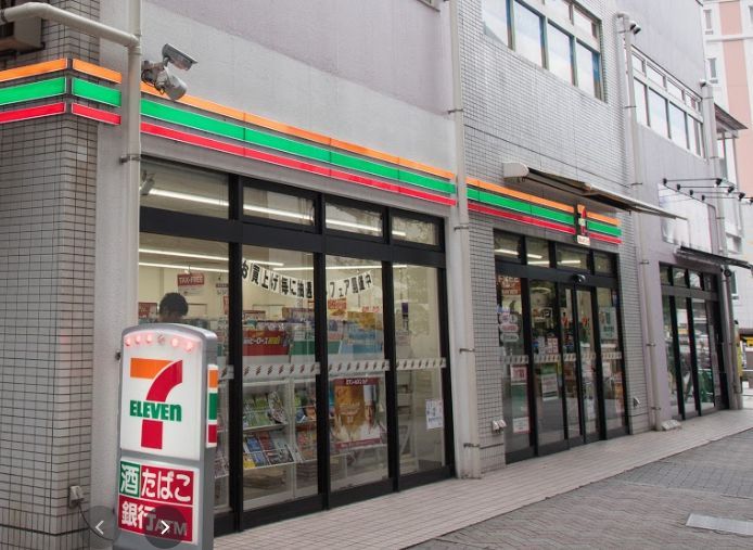 近くのセブンイレブンハートイングランヴィア岡山店まで437m（徒歩6分）