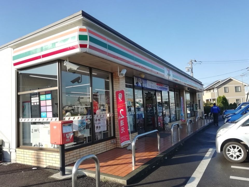 近くのコンビニまで369m（徒歩5分）