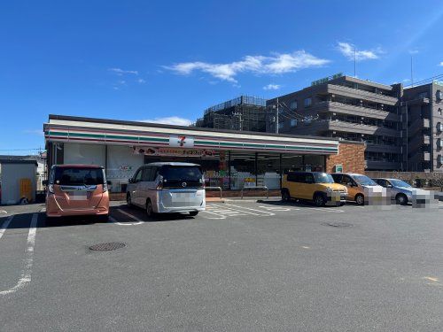 近くのセブンイレブン 川口戸塚3丁目店まで332m(徒歩5分)