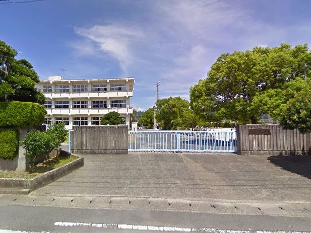 近くの諫早市立喜々津小学校まで518m(徒歩7分)