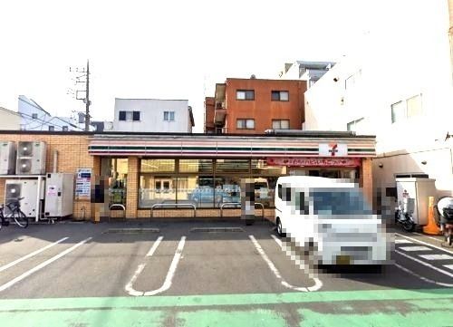 近くのコンビニまで820m（徒歩11分）