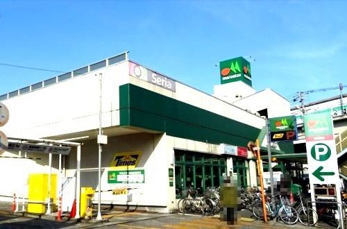 近くのマルエツ出来野店まで710m（徒歩9分）