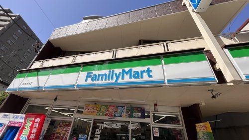 近くのファミリーマートまで203m（徒歩3分）