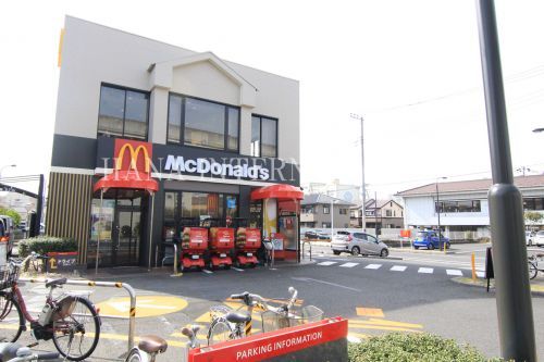 近くの飲食店まで1,064m（徒歩14分）