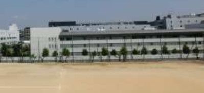 近くの大東市立大東中学校まで427m（徒歩6分）