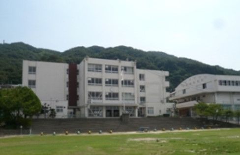近くの大東市立 北条小学校まで428m（徒歩6分）