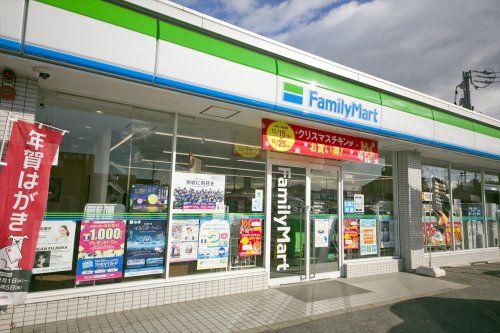近くのファミリーマート東海渡内店まで599m（徒歩8分）
