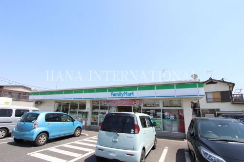 近くのファミリーマート三郷高州店まで1,056m（徒歩14分）
