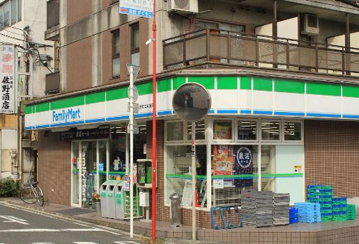 近くのファミリーマート 佐野寅二安浦店まで67m（徒歩1分）