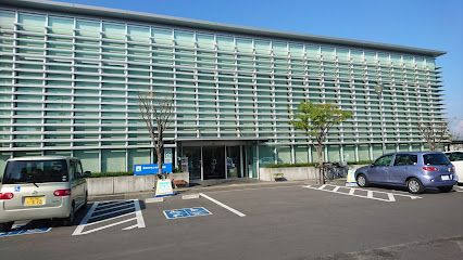 近くの観音寺市立中央図書館まで642m（徒歩9分）