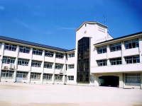 近くの神戸市立兵庫中学校まで818m（徒歩11分）