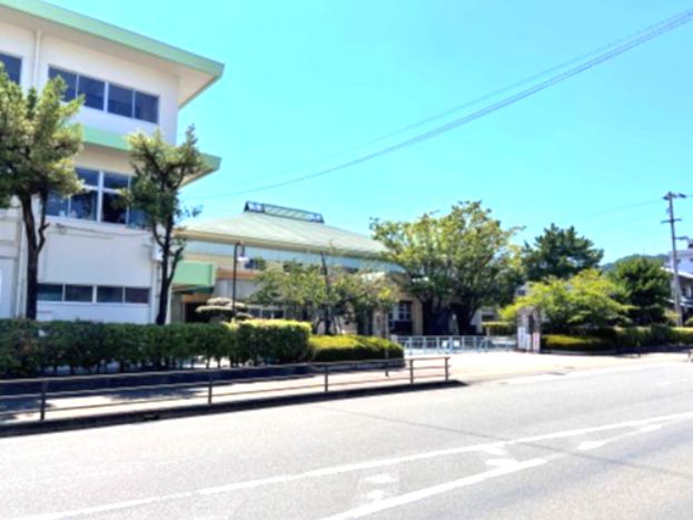 近くの富田小学校まで1,135m（徒歩15分）