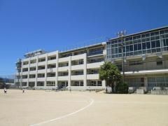 近くの小学校まで651m（徒歩9分）