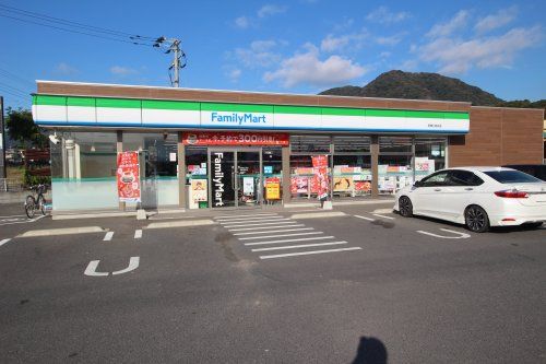 近くのコンビニまで613m（徒歩8分）