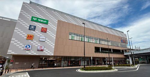 近くのららテラス北綾瀬店まで604m（徒歩8分）