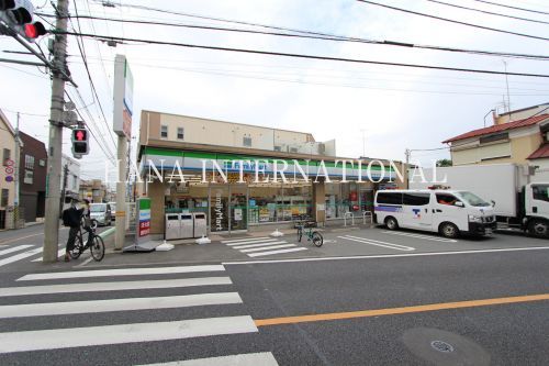 近くのコンビニまで748m（徒歩10分）