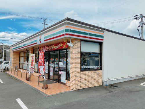 近くのコンビニまで636m（徒歩8分）