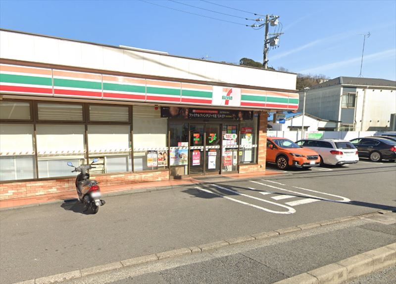 近くのセブンイレブン 横須賀佐野町3丁目店まで940m(徒歩12分)