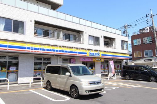 近くのミニストップ東川口3丁目店まで1,435m（徒歩18分）
