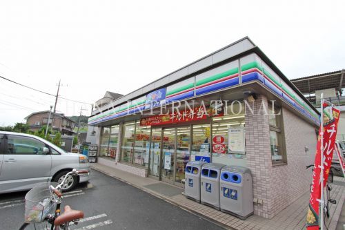 近くのコンビニまで283m（徒歩4分）