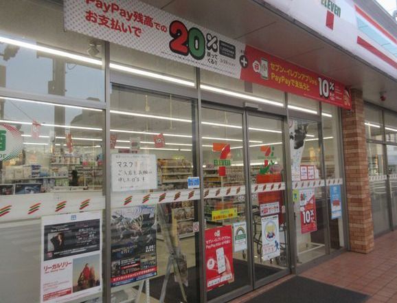 近くのコンビニまで128m（徒歩2分）