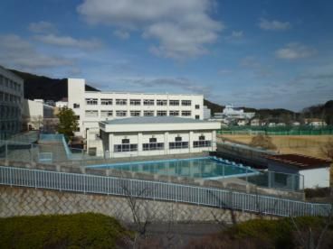 近くの神戸市立高倉中学校まで1,439m（徒歩18分）