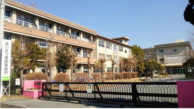 近くの高崎市立新高尾小学校まで1,350m(徒歩17分)