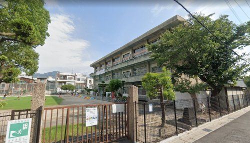 近くの呉市立両城小学校まで371m（徒歩5分）
