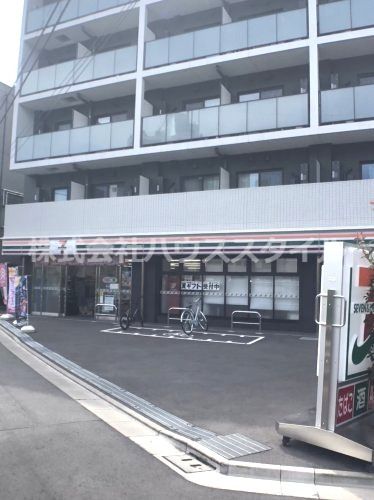 近くのコンビニまで584m（徒歩8分）