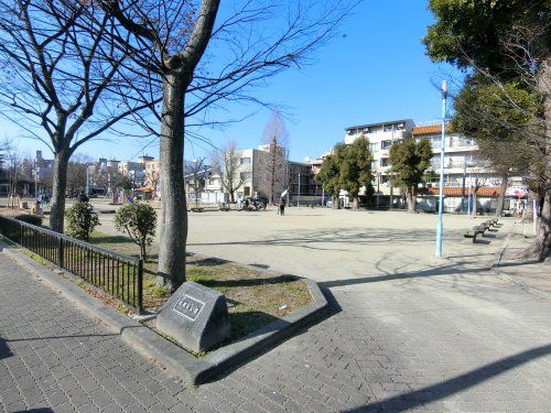 近くの北関目公園まで402m（徒歩6分）