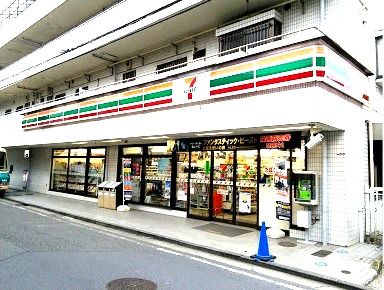 近くのコンビニまで578m（徒歩8分）