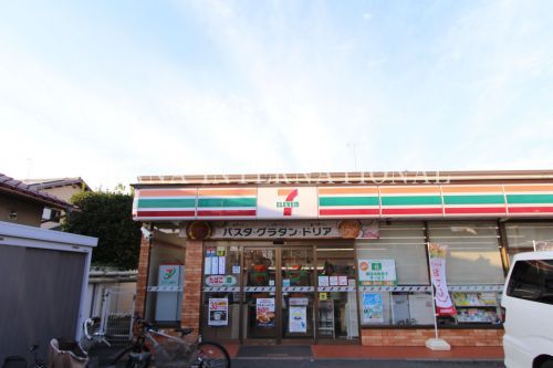 近くのコンビニまで699m（徒歩9分）