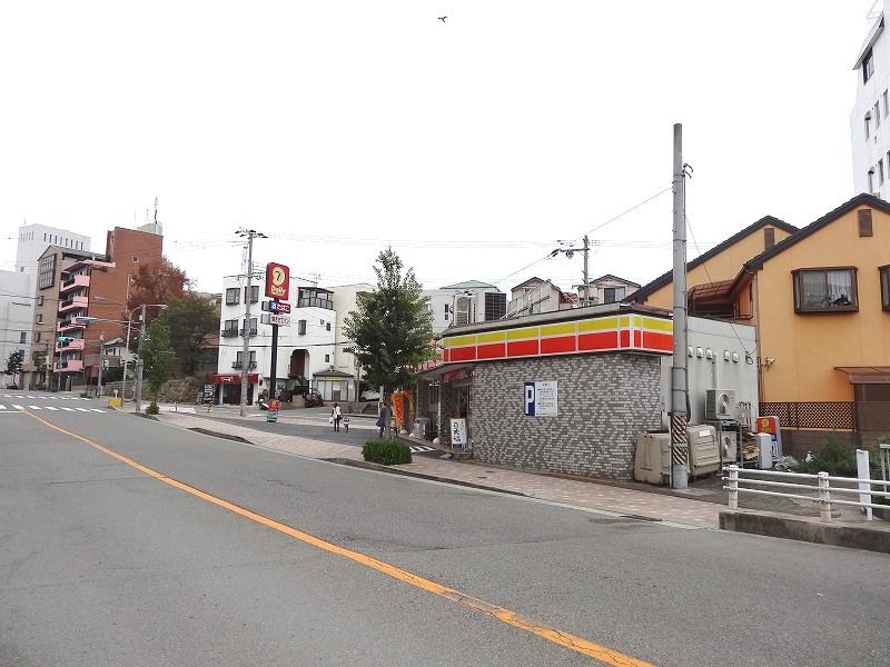 近くのコンビニまで289m（徒歩4分）