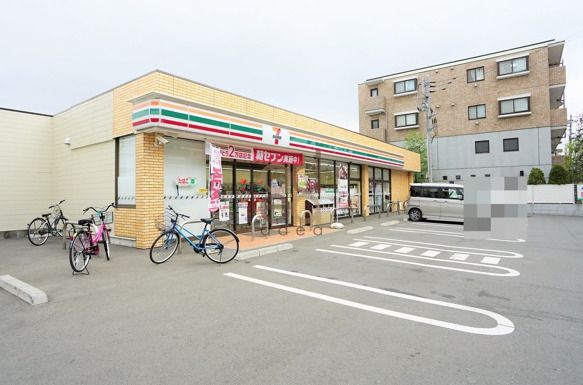 近くのコンビニまで557m（徒歩7分）