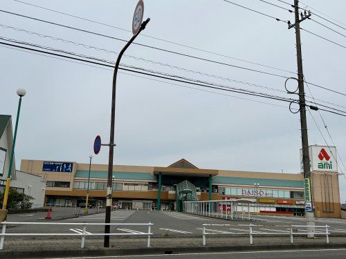 近くのショッピングプラザアミまで1,825m（徒歩23分）