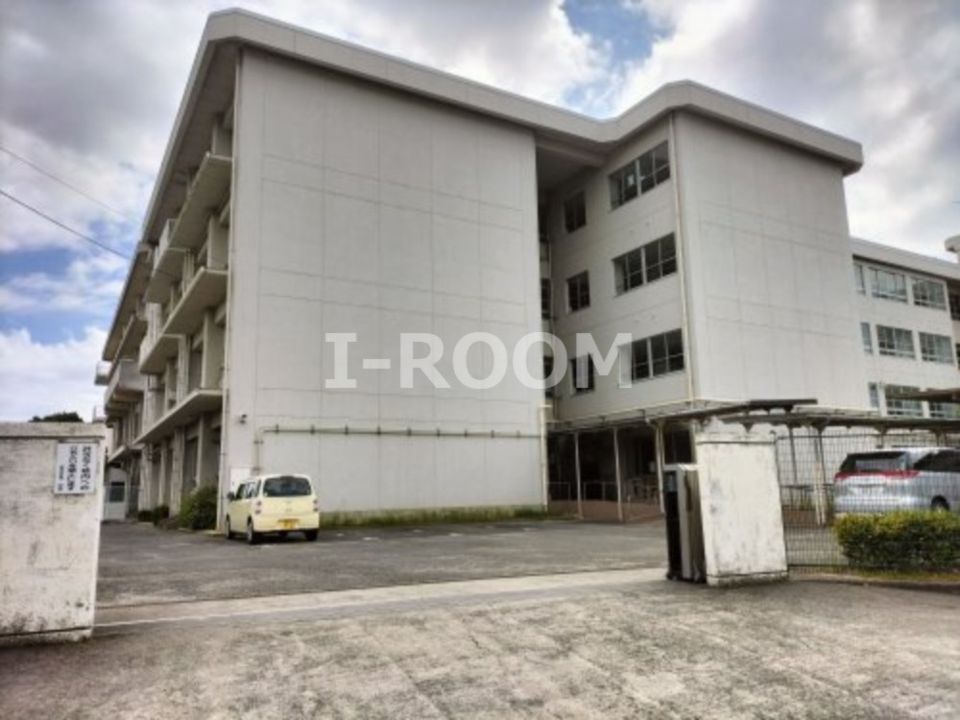 近くの松山市立西中学校まで1,288m（徒歩17分）