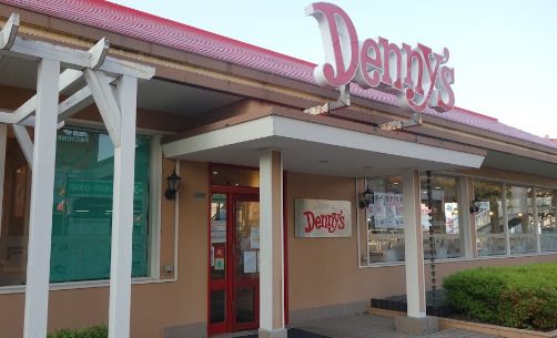 近くのデニーズ北久里浜店まで656m（徒歩9分）