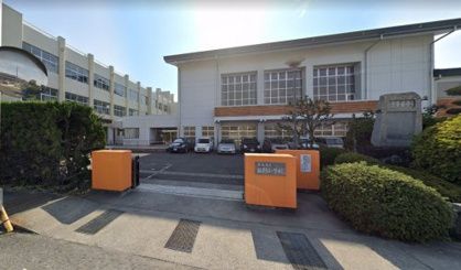 近くの飯野小学校まで421m（徒歩6分）