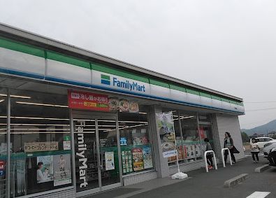 近くのコンビニまで943m（徒歩12分）