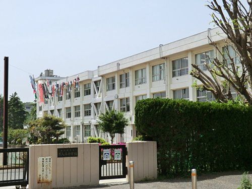 近くの不入斗中学校まで1,319m(徒歩17分)