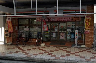 近くのコンビニまで566m（徒歩8分）