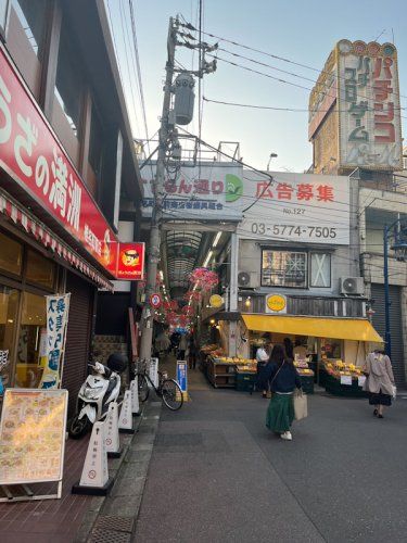 近くの椎名町駅前すずらん通り商店会まで982m（徒歩13分）