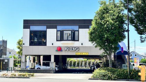 近くのバーミヤン 深大寺店まで437m（徒歩6分）