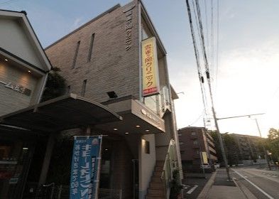 近くの雲雀ヶ岡クリニックまで784m（徒歩10分）